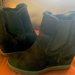 Unisa women’s 7.5 booties with heel pull on black suede & faux fur like new